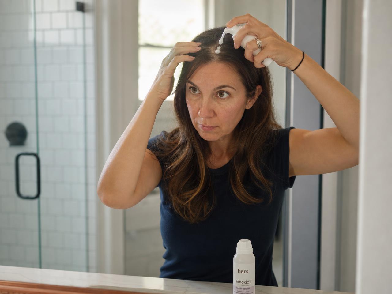 Minoxidil bei Frauen: Diese Nebenwirkungen solltest du kennen